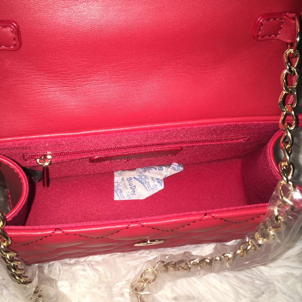 NWOT. Red handbag. - Picture 3 of 3